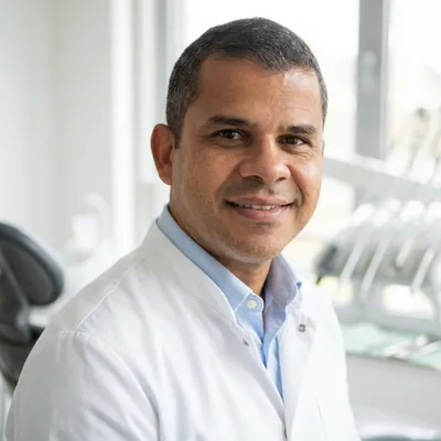 Dr. Jorge Santillán - expert dentisterie esthétique chez Gardents Alicante