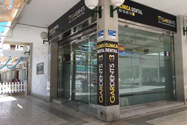 Contactez le cabinet dentaire Gardents par WhatsApp téléphone ou formulaire